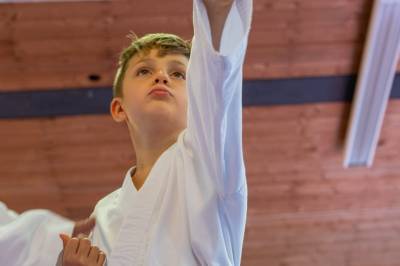 Casper (10) brukar karate mot barnedemens: – Utviklinga har vore enorm