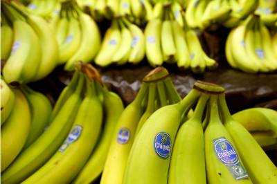 Banan-bonanza: Deler ut gratis over en lav sko