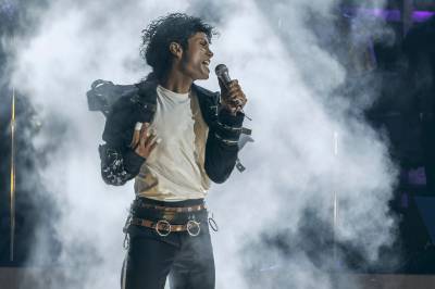 Kritikere hatet filmen. Nå har «Michael» tjent inn en milliard dollar.