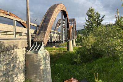 Strippet bro for kobber, tre menn pågrepet
