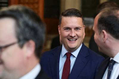 Britenes helseminister går av - Starmer utfordres