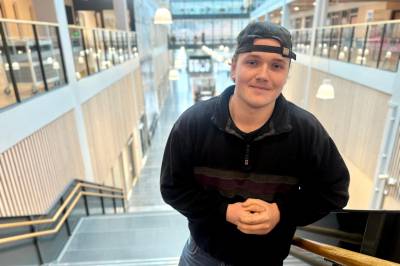 Russen fraskriver seg ansvar for ufin plakat: – Det var ikke vi som hengte den opp