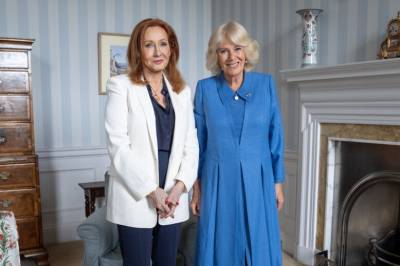 Raser mot dronning Camilla etter Rowling-møte