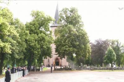 Her ankommer kongefamilien kirken i Asker