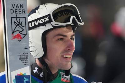 Tatt på senga i tilfeldig kontroll: Stjernen ble kastet ut av hoppuka