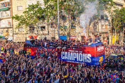 Over 670 000 mennesker deltar i FC Barcelonas parade