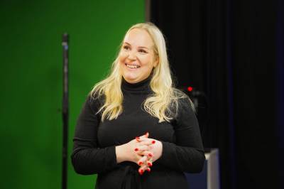 Direk­tør ble kalt «lille venn» på jobb: – Slår tilbake med samme mynt