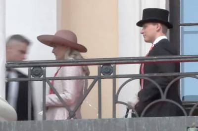 Prins Sverre Magnus bar kronprinsessens pustemaskin da de ankom slottsbalkongen: