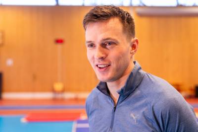 Warholm varsler hektisk sommer: – Jeg trener som en gal