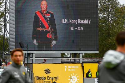 Norsk fotball hedrer kong Harald – se bildene