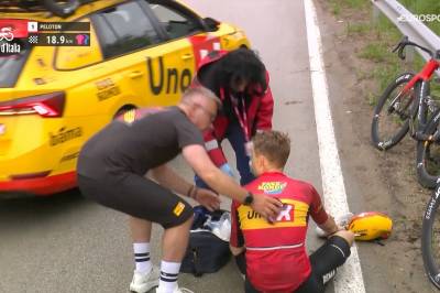 Nordmann i blodig sykkelvelt – stjernerytter fraktet bort i ambulanse