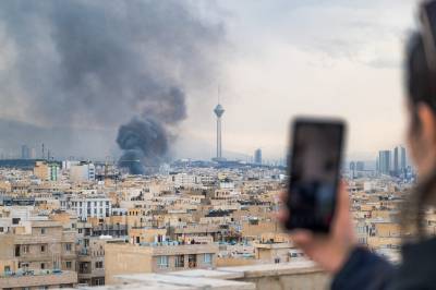 Iranere danser til Donald Trumps ord mens bombene faller over Teheran