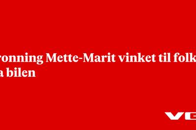 Dronning Mette-Marit vinket til folk fra bilen