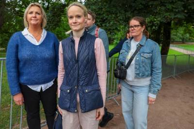 Kø for et siste farvel til kong Harald: – Tok nattoget fra Bergen