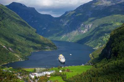 Helikopter og småfly holdt på å krasje i luften over Geirangerfjorden: – Ingen regler er brutt