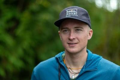 Magnus (23) hadde høydeskrekk. Nå finner han ro i Himalaya-fjellene.