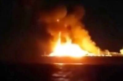 Russisk skip opp i flammer i Middelhavet: – Tyder på kraftig eksplosjon