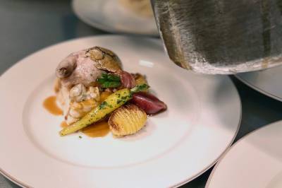 Her står gjestene sju år på venteliste for ein plass ved bordet