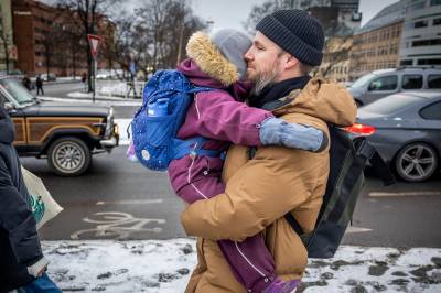 Planen var å sende begge døtrene til Møllergata skole – Nå vurderer de å flytte ut av sentrum