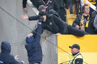 Kraftige reaksjoner etter tysk skandale: Brente flagg, skjøt fyrverkeri og dengte løs på hverandre