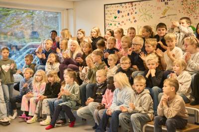 Frivilligsentralen gir bøker til alle tredjeklassinger