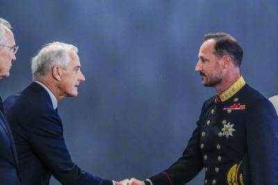 Eksperter om kong Haakon: – Gi ham tid