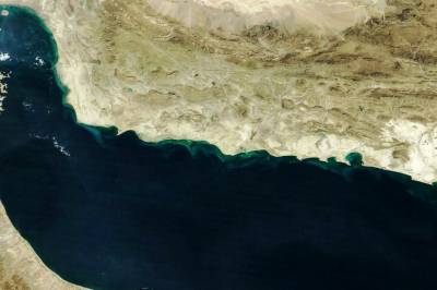 Marineskip gjennom Hormuzstredet