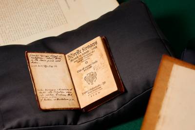 Haaland kjøpte norgeshistoriens dyreste bok – gir den bort i gave