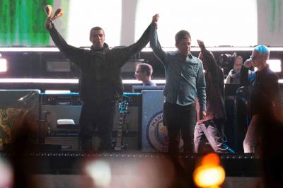 Fredag holdt Oasis sin første konsert siden 2009. Dette mener anmelderne.