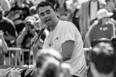 Den mistenkte for drapet på Charlie Kirk erklærer seg ikke skyldig, mens påtalemyndigheten får lov til å kreve dødsstraff