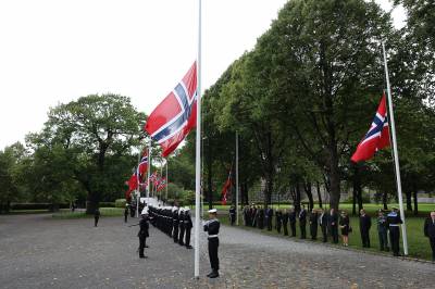 Flaggene heises til topps