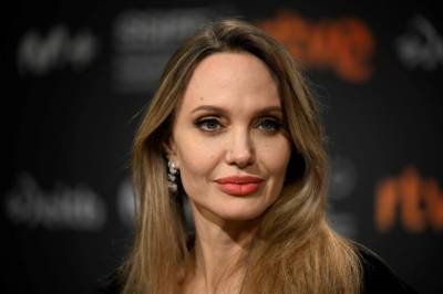 Angelina Jolie hylles etter forsidebilde