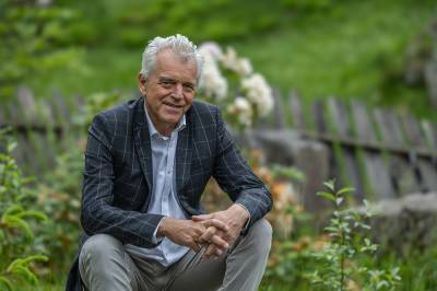 Spelar ei bøn for fred