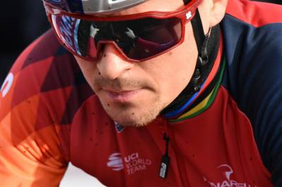 Tom Pidcock vinner første etappe mindre enn én måned etter at han falt utfor en kløft