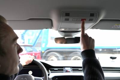 Bilbransjen advarer: Denne lille knappen kan koste samfunnet milliarder