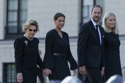 Kongefamiliens «private» avskjed får ikke folket se: – Vi får ikke vite noe