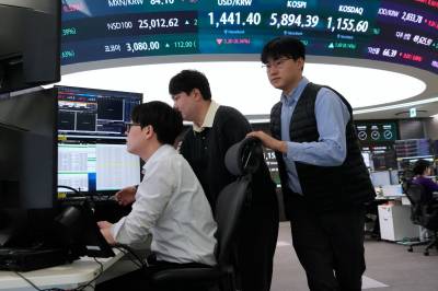 Tolluro preger markedene – gull opp, dollar og bitcoin faller