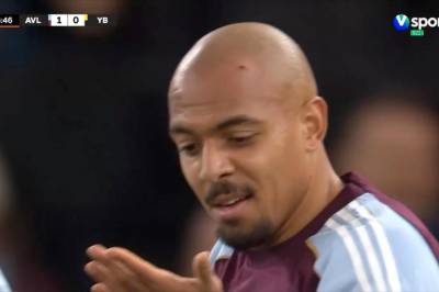 Her kastes det fra tribunen