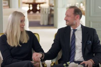 Rørt etter intervjuet: Griper hånden