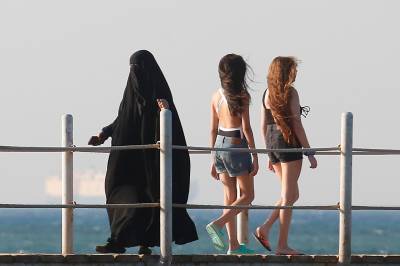 Kvinner i Syria må gå med burkini på stranda