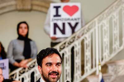 Én flytter. Én jubler. Slik er livet i Mamdanis New York.