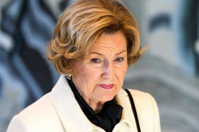 Dronning Sonja ute på oppdrag igjen – får se hilsener og tegninger fra Slottsplassen