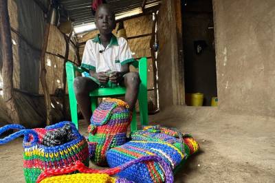 Flyktningar som Joseph får mindre hjelp enn før – han tyr til plastkorkar som løysing