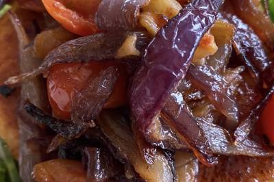 Godt brød med fiskekaker, surret rødløk, fennikel og tomater