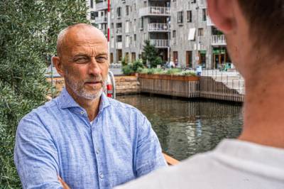 – Snek oss ut av hotellet