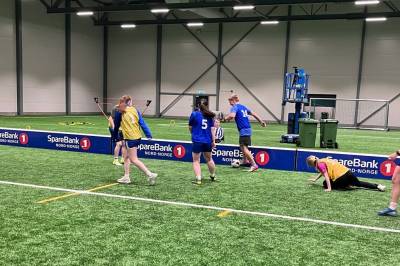 Fra barnehagebarn til pensjonister – prøver å spille verdens lengste fotballkamp