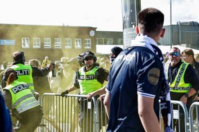 Bildene ryster: Politiet brukte tåregass mot supportere