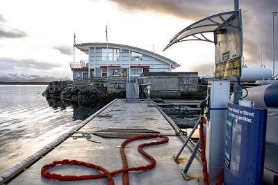 Blir ikke enige på båthavna – må rive signalbygg?