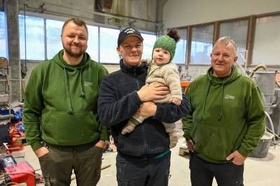 Far og sønner jobber sammen: – Går merkelig smertefritt