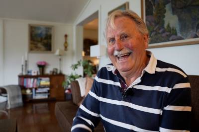 Dag (78) blei redda av ein hjartestartar – No vil ein gjere fleire tilgjengelege